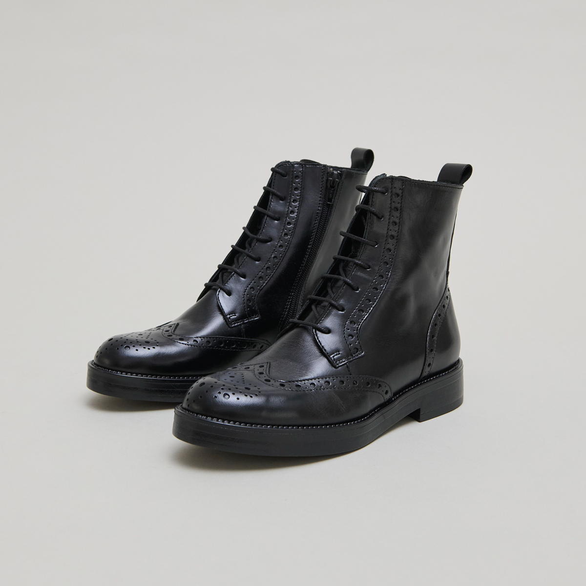 Boots à lacets in black leather | ARI