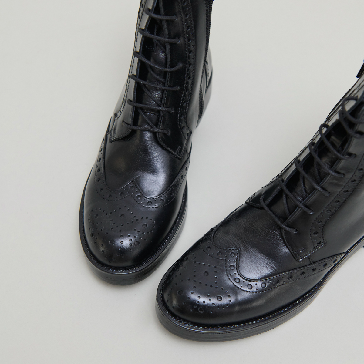 Boots à lacets in black leather | ARI