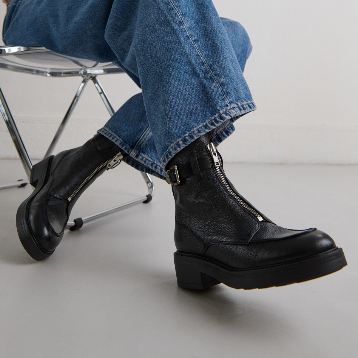 Boots &agrave; fermetures &eacute;clairs in grained leather and black leather | ARIO
