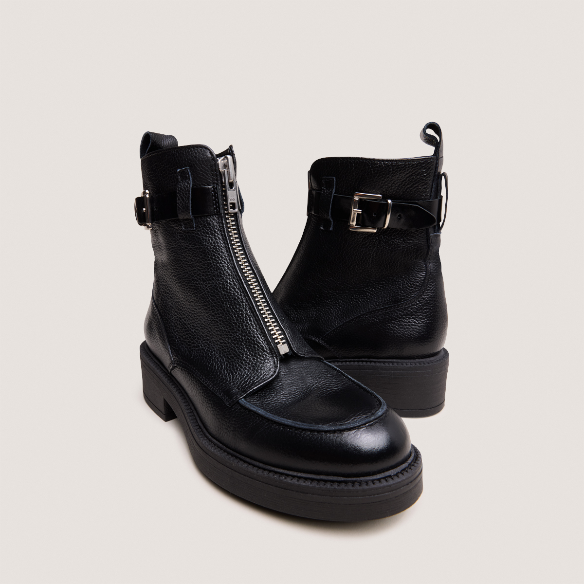 Boots &agrave; fermetures &eacute;clairs in grained leather and black leather | ARIO