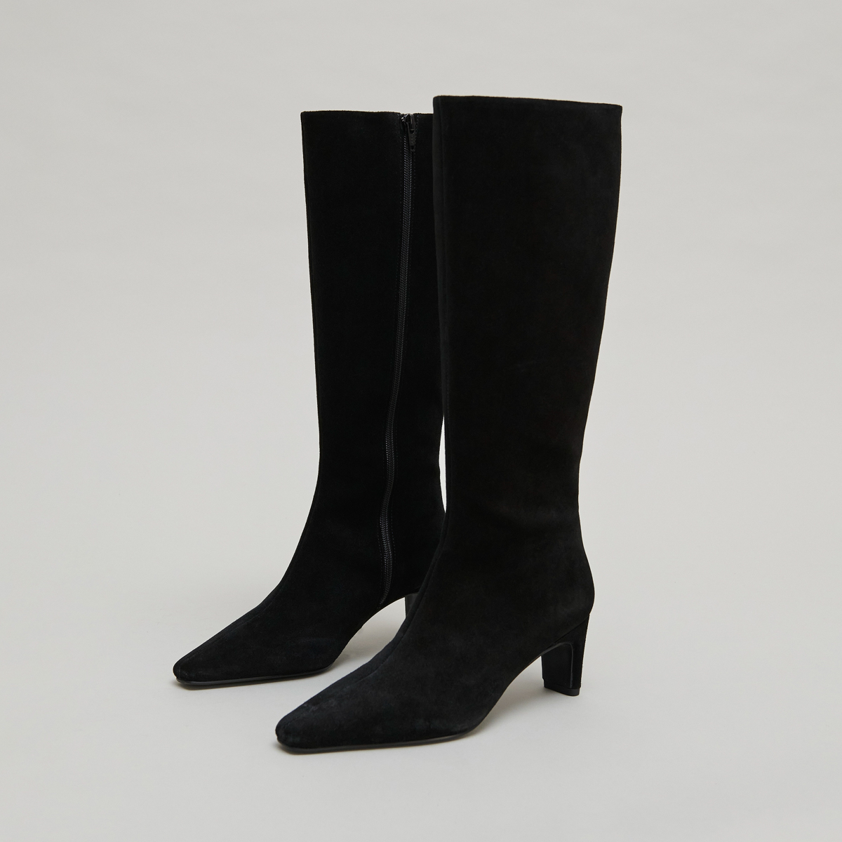 Bottes à talons et bouts pointus in black suede | DANOU