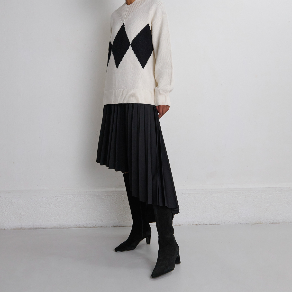 Bottes à talons et bouts pointus in black suede | DANOU