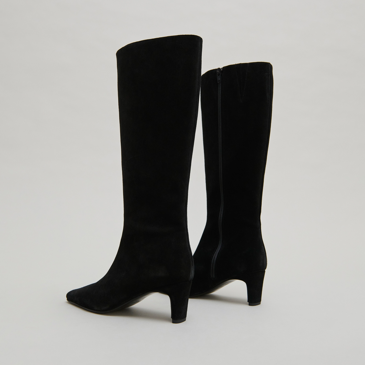 Bottes à talons et bouts pointus in black suede | DANOU