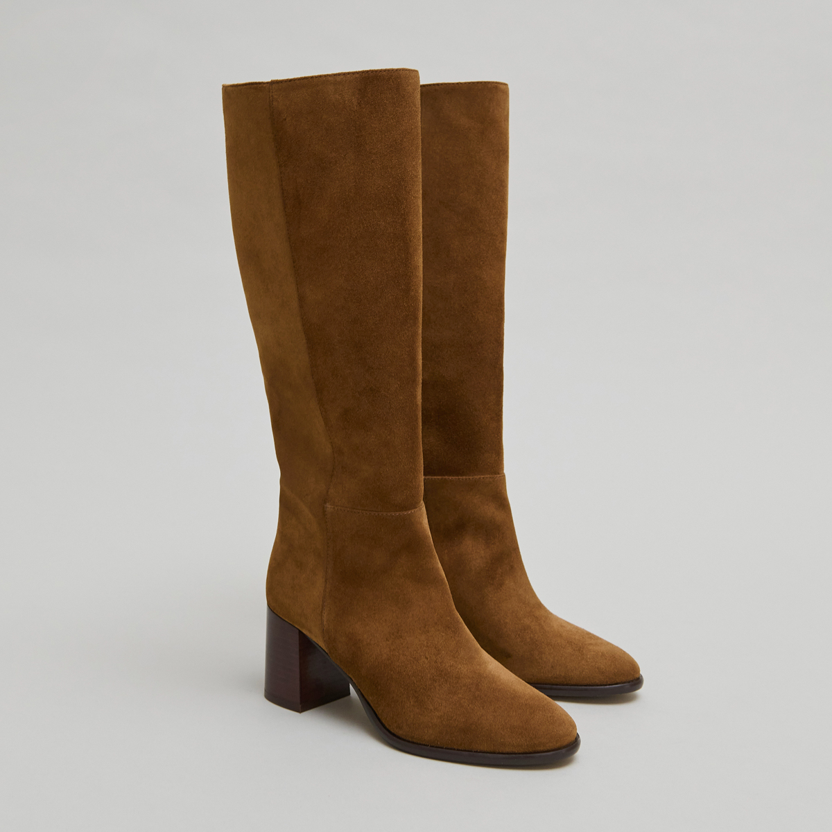 Bottes à talons et bouts ronds in cognac suede | DILIA