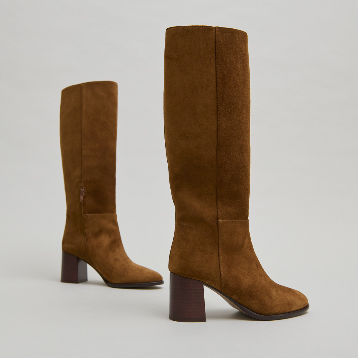 Bottes à talons et bouts ronds in cognac suede | DILIA