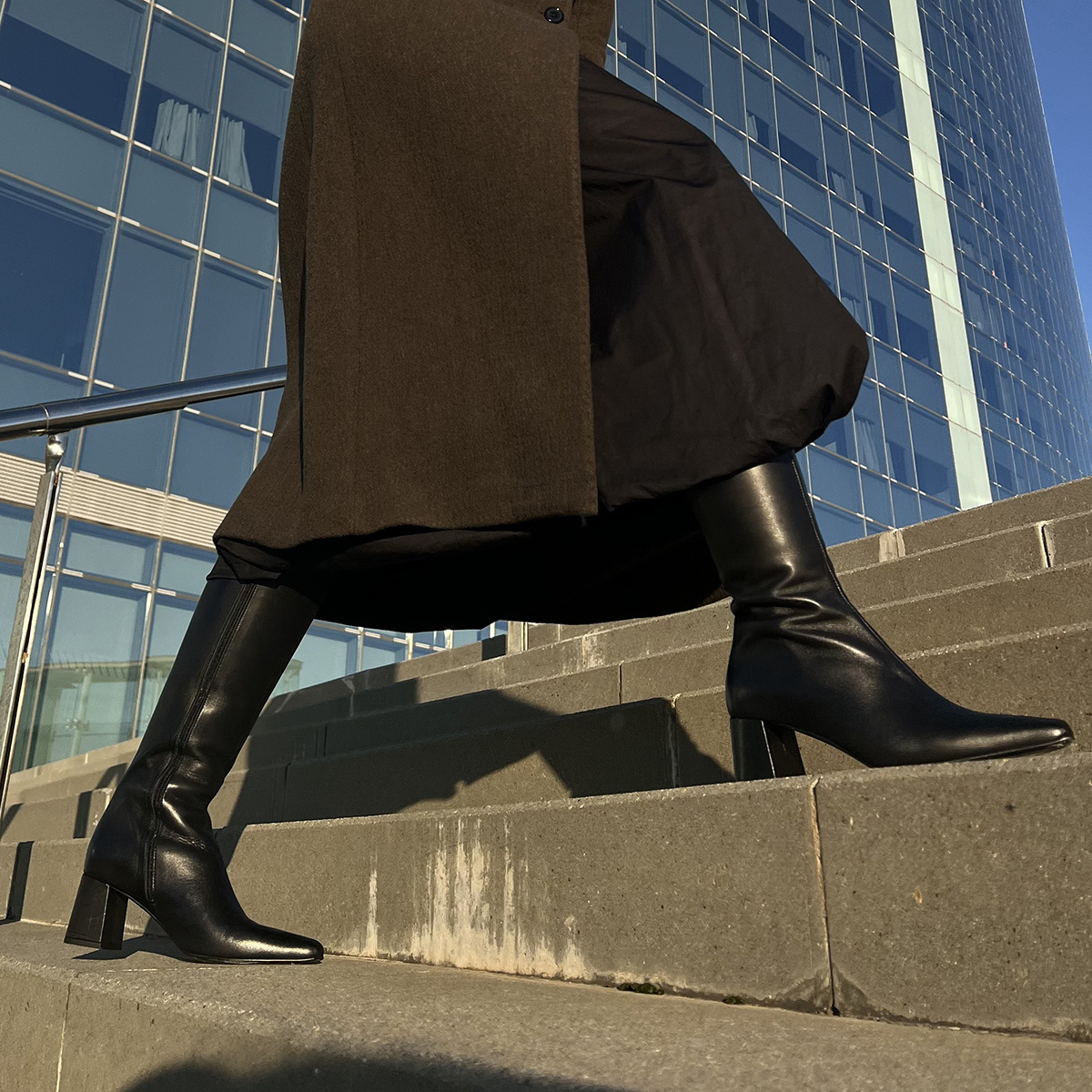 Bottes &agrave; talons et bouts pointus in black leather | DIONY