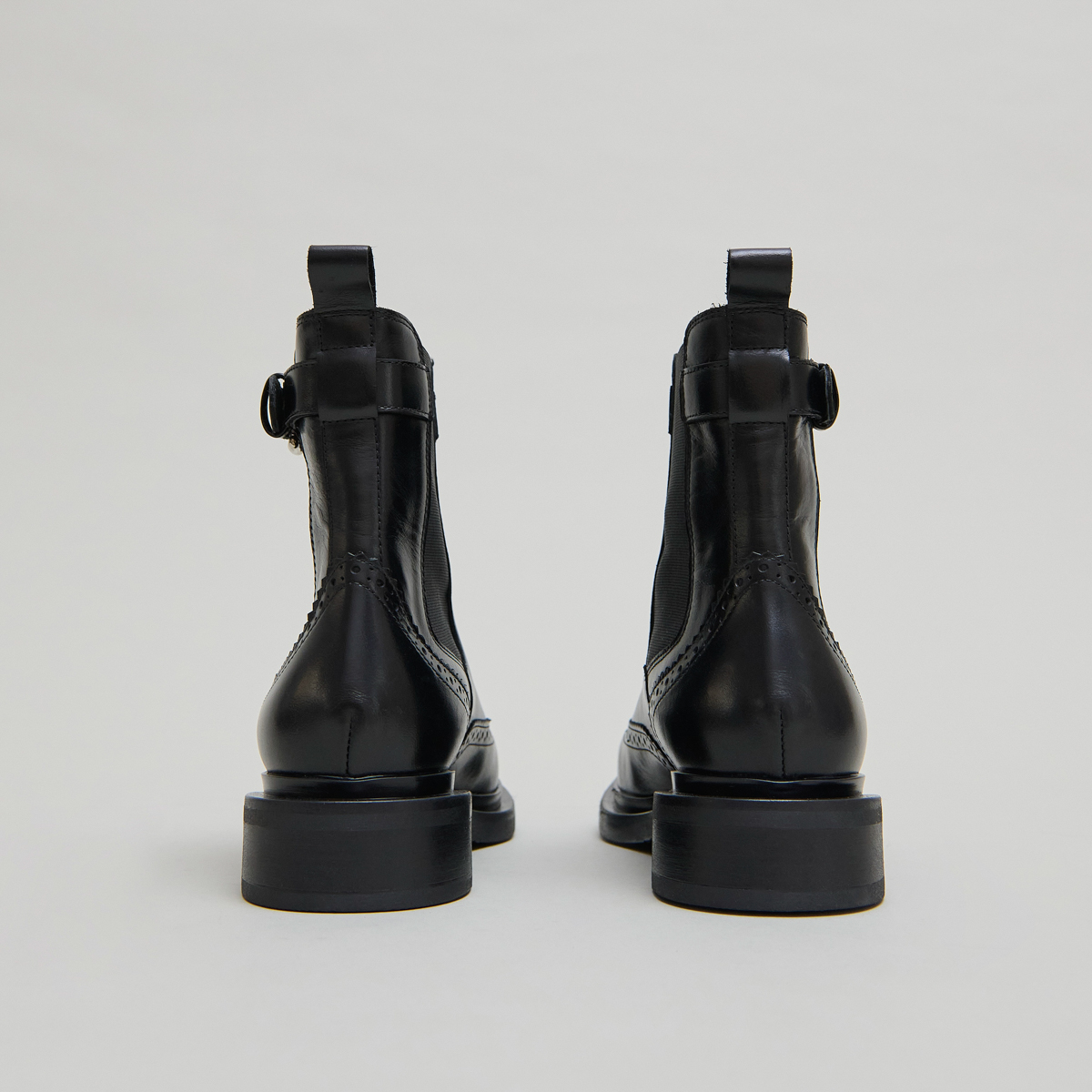 Boots à boucles in black leather | DOUBY