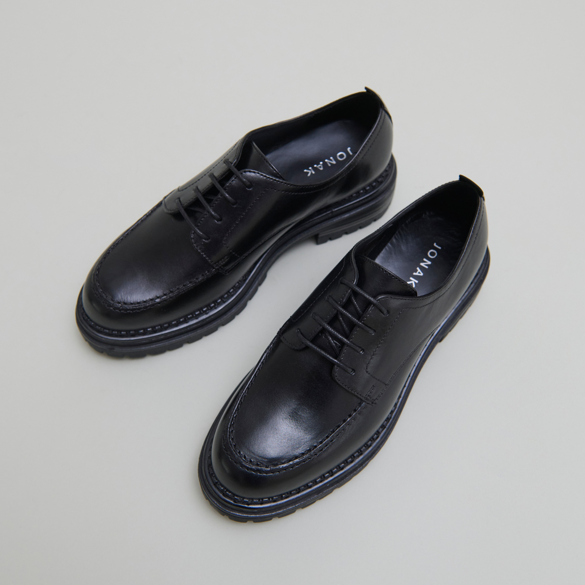 Derbies à semelles crantées in black leather | ADALOU