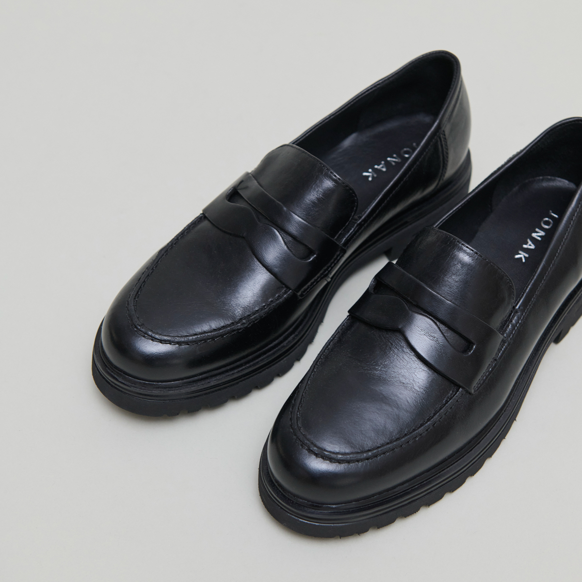 Loafers with notched soles in black leather | ARLO