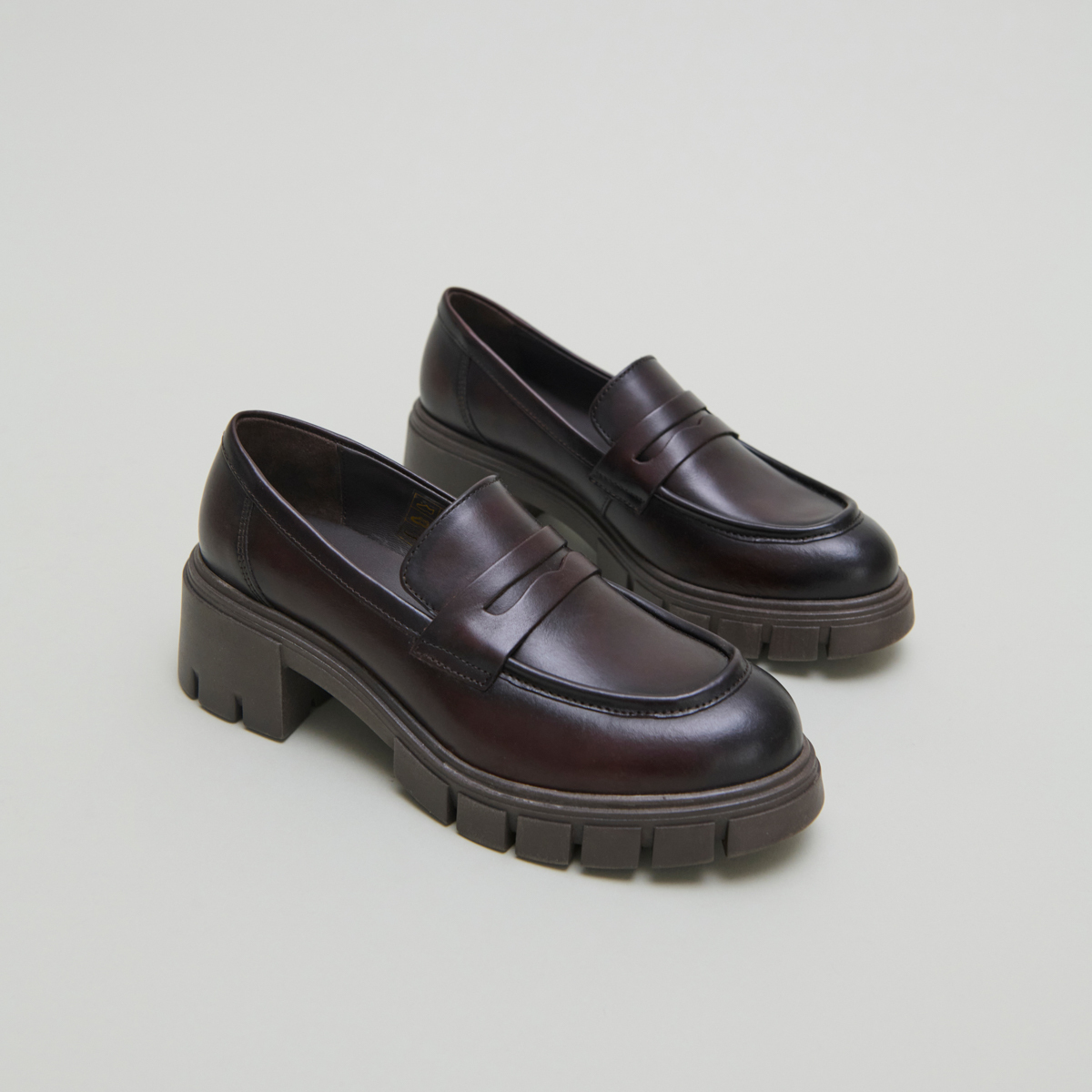 Loafers with notched soles in red-brown leather | ARON