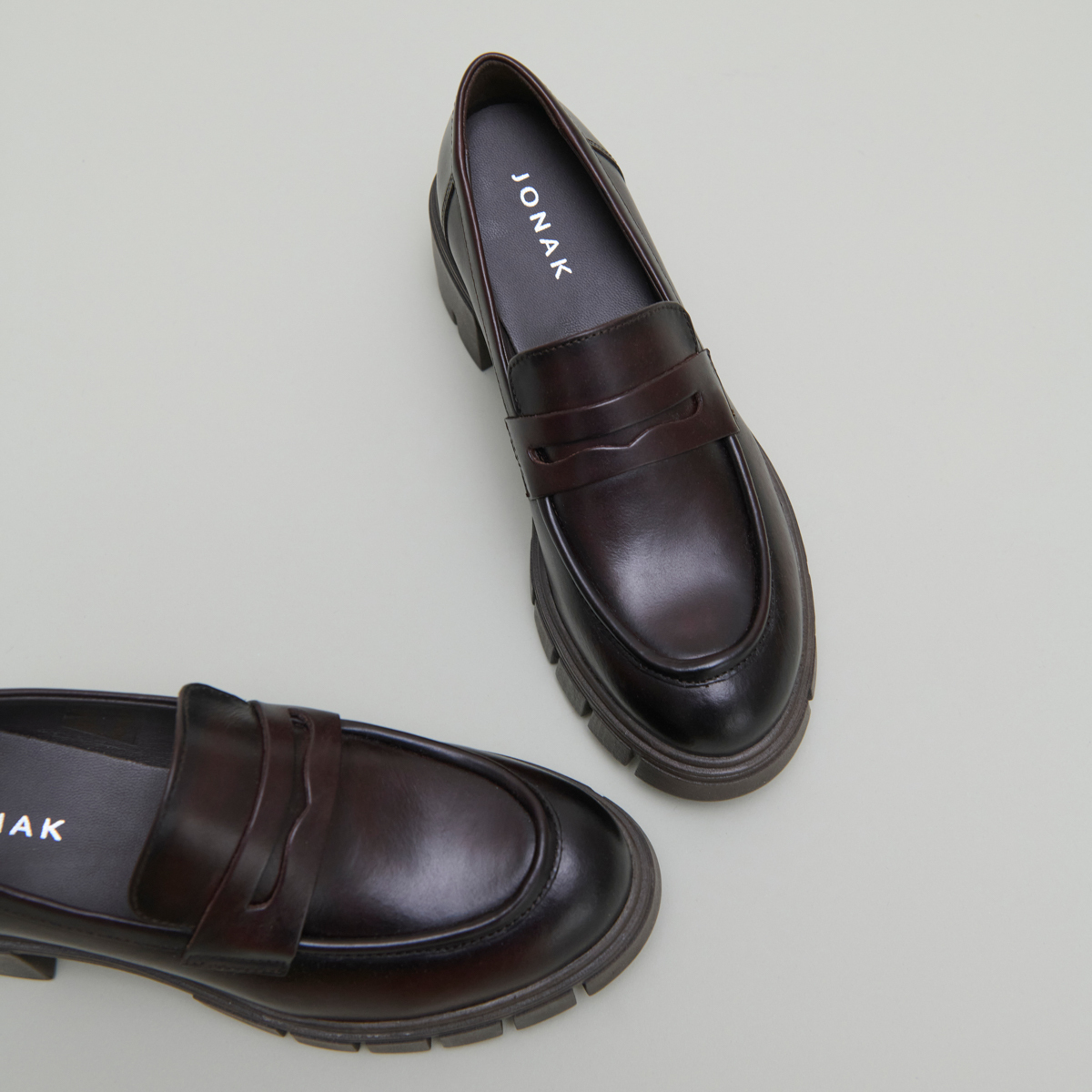 Loafers with notched soles in red-brown leather | ARON