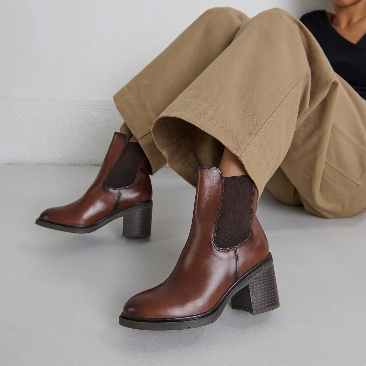 Bottines à élastiques et bouts arrondis.... in cognac leather | ATILA
