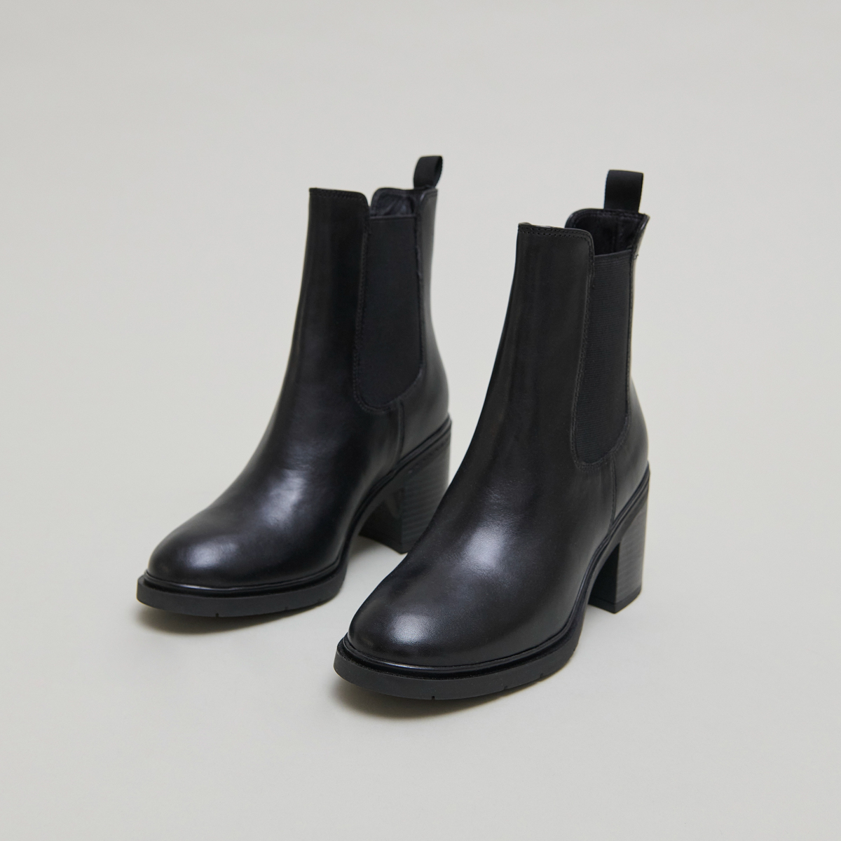 Bottines à élastiques et bouts arrondis.... in black leather | ATILA