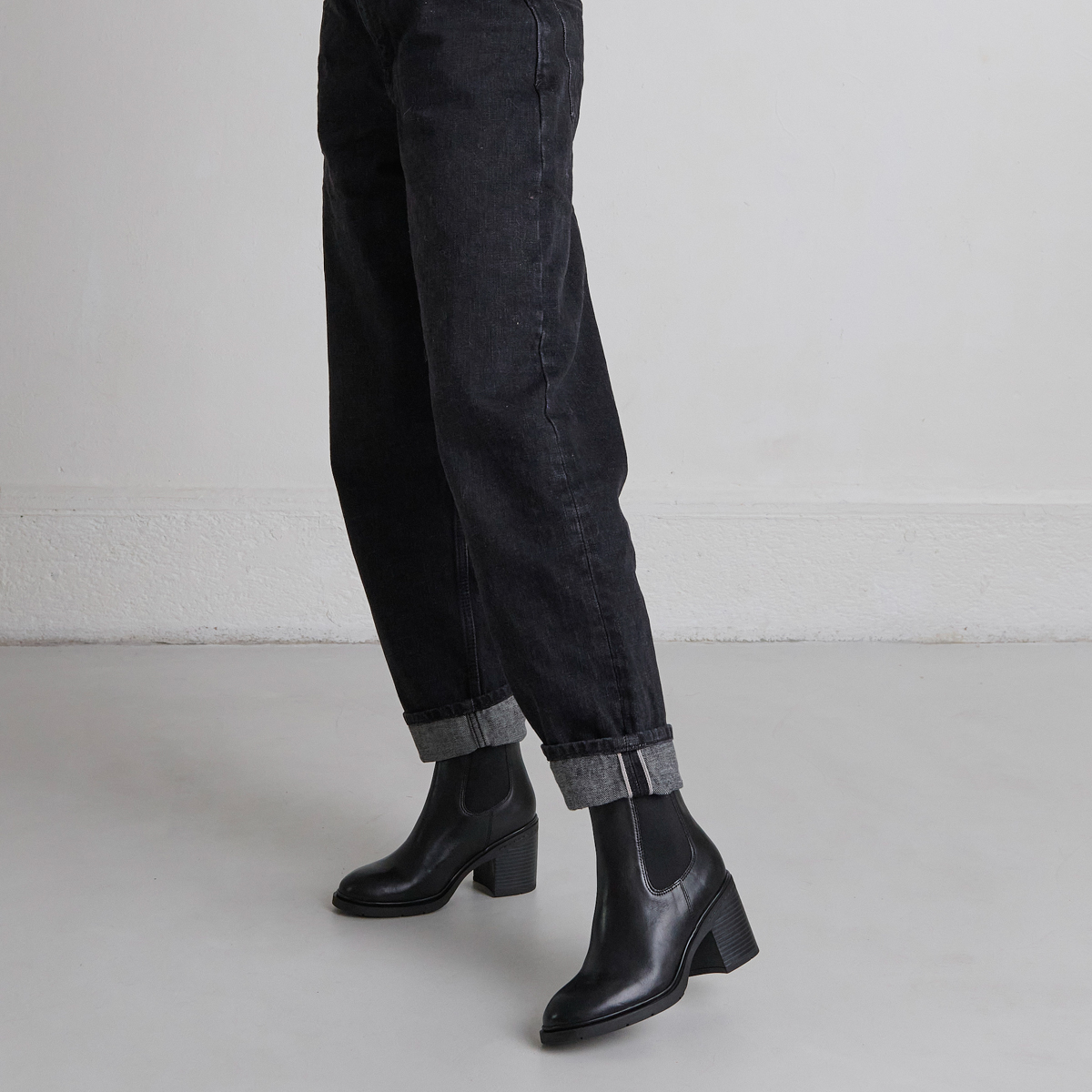 Bottines à élastiques et bouts arrondis.... in black leather | ATILA