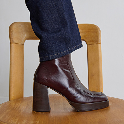 Heeled ankle boots with squared toes dark brown