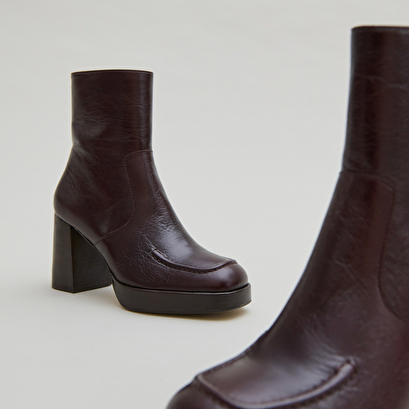 Heeled ankle boots with squared toes dark brown