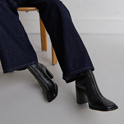 Bottines &agrave; talons et fermetures &eacute;clairs ... in black leather | vandana