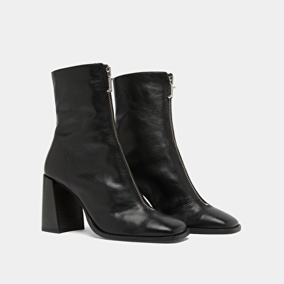 Bottines &agrave; talons et fermetures &eacute;clairs ... in black leather | vandana