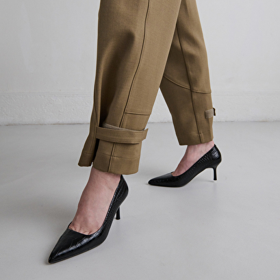 Escarpins &agrave; bouts pointus in black reptile leather | dundee