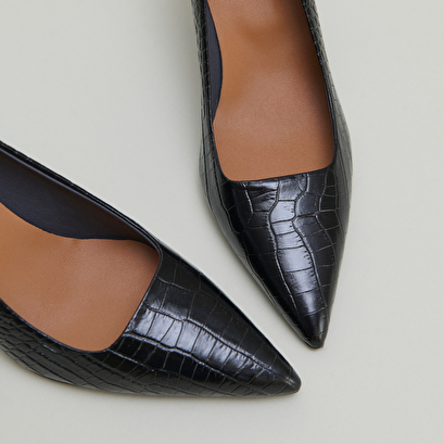 Escarpins &agrave; bouts pointus in black reptile leather | dundee
