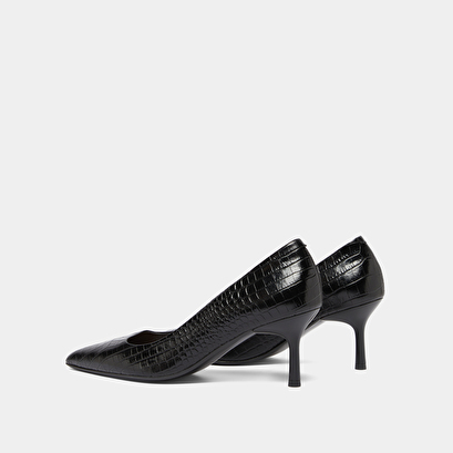 Escarpins &agrave; bouts pointus in black reptile leather | dundee