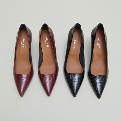 Escarpins &agrave; bouts pointus in black reptile leather | dundee