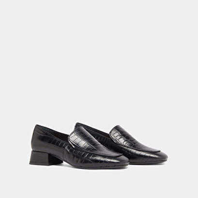 Mocassins &agrave; bouts arrondis in black reptile leather | dynamic