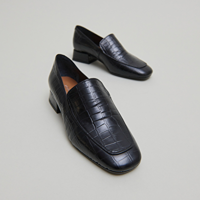 Mocassins &agrave; bouts arrondis in black reptile leather | dynamic
