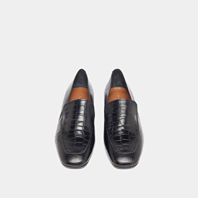 Mocassins &agrave; bouts arrondis in black reptile leather | dynamic