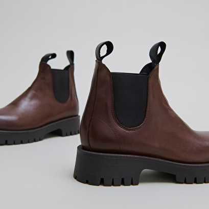 Boots &agrave; semelles crant&eacute;es in brown patinated leather | roche