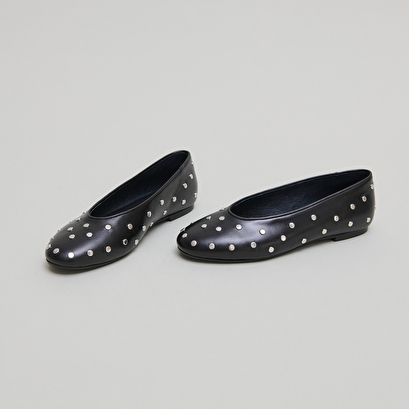 Ballet flats with silver details in black leather | dania