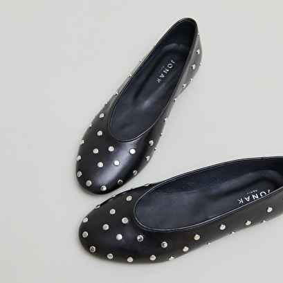 Ballet flats with silver details in black leather | dania