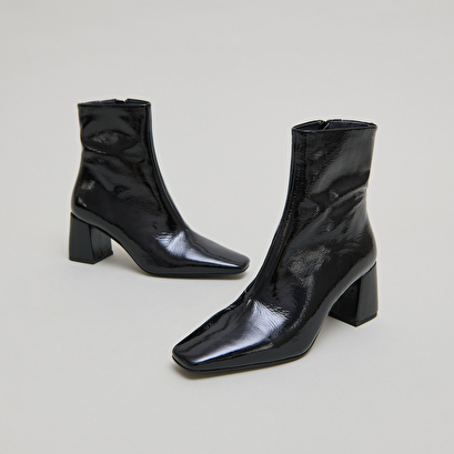 Bottines &agrave; bouts pointus in black pleated patent | dalibar