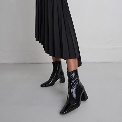 Bottines &agrave; bouts pointus in black pleated patent | dalibar