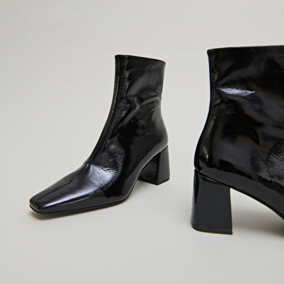 Bottines &agrave; bouts pointus in black pleated patent | dalibar
