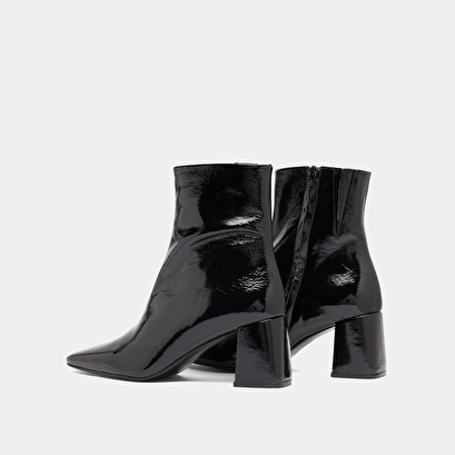 Bottines &agrave; bouts pointus in black pleated patent | dalibar