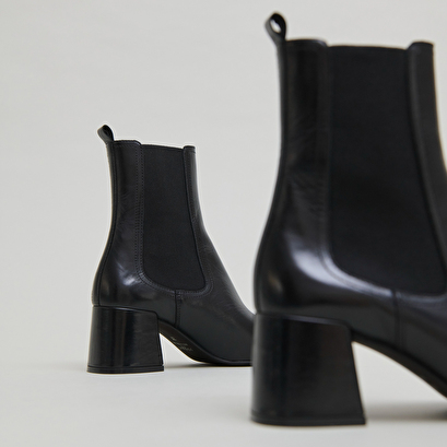 Bottines &agrave; talons et &eacute;lastiques in black leather | denon