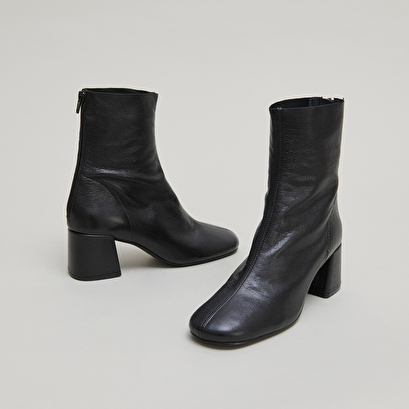 Bottines &agrave; fermetures &eacute;clairs arri&egrave;res in black grained leather | denonie