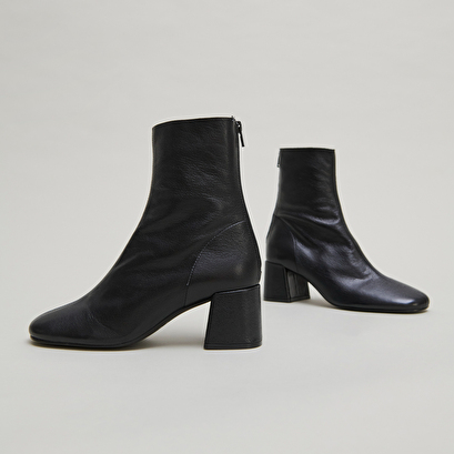 Bottines &agrave; fermetures &eacute;clairs arri&egrave;res in black grained leather | denonie
