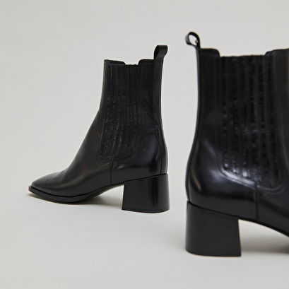 Bottines &agrave; fronces in black leather | dingo