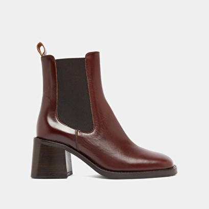 Ankle boots with elastic straps and thick heels brown