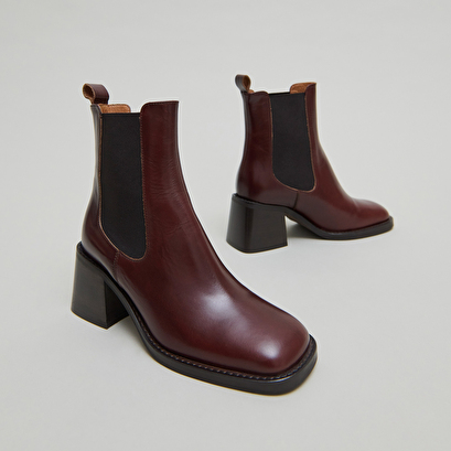 Ankle boots with elastic straps and thick heels brown