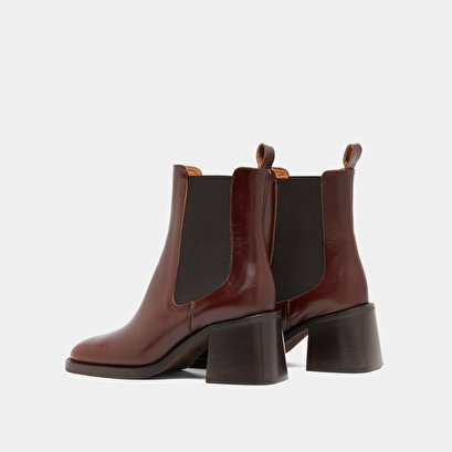 Ankle boots with elastic straps and thick heels brown