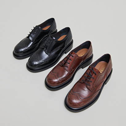 Derbies ajour&eacute;es in brown glazed leather | duermo