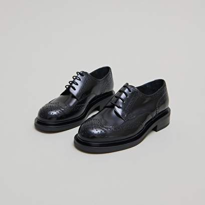Derbies ajour&eacute;es in black glazed leather | duermo