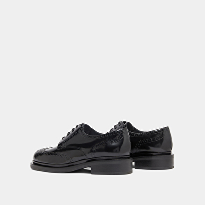 Derbies ajour&eacute;es in black glazed leather | duermo