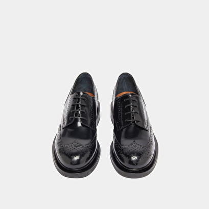 Derbies ajour&eacute;es in black glazed leather | duermo