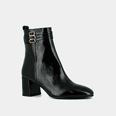 Bottines d&eacute;taill&eacute;es de boucles in black pleated patent | durano