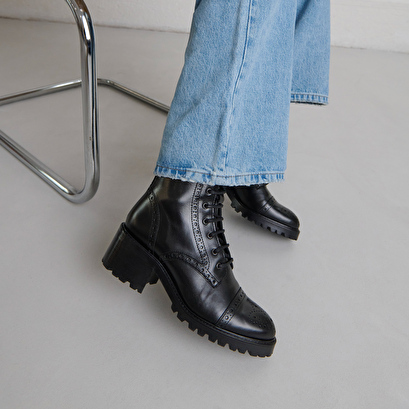 Boots &agrave; lacets et &agrave; talons in black leather | anders