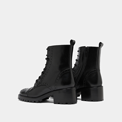 Boots &agrave; lacets et &agrave; talons in black leather | anders